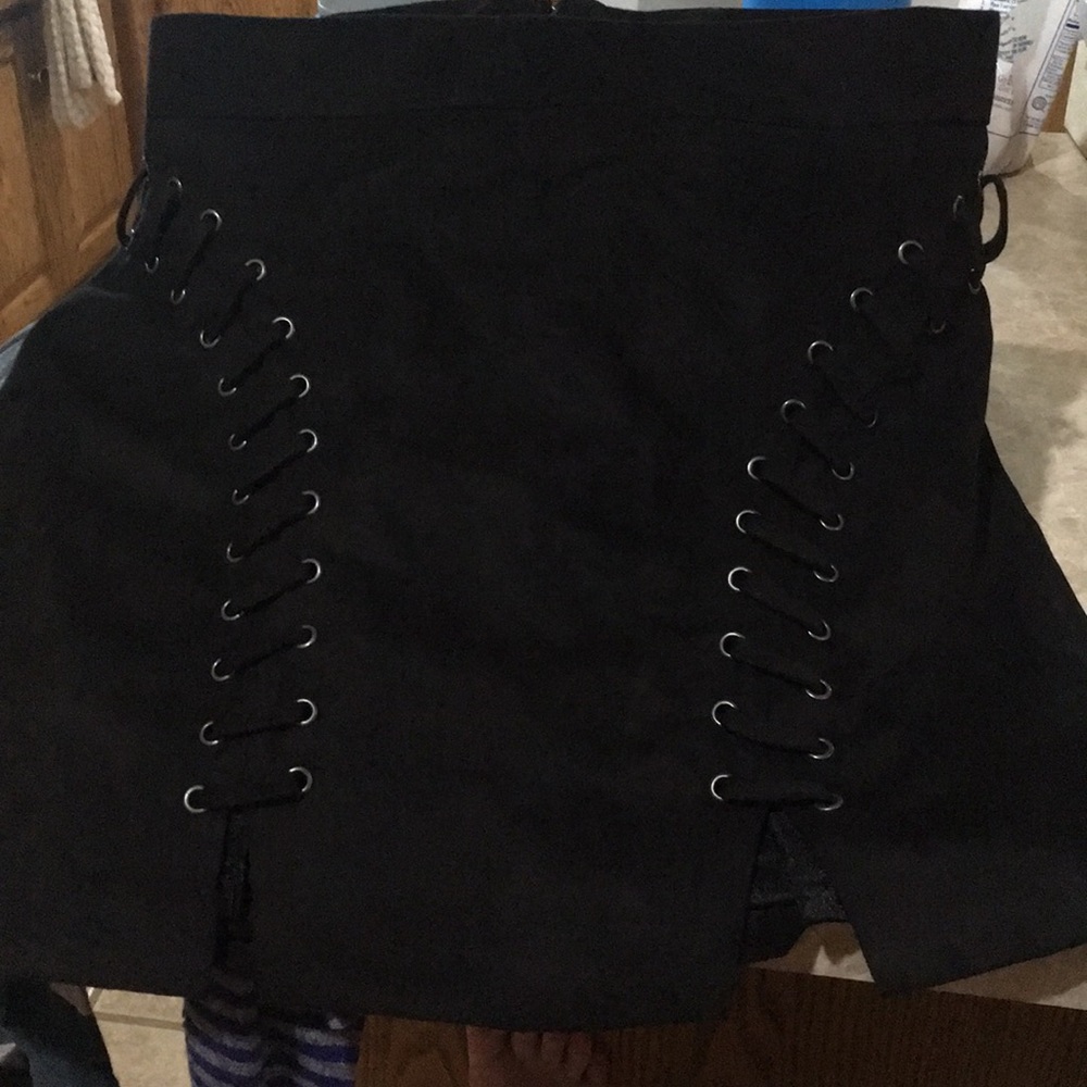cute black short skirt!